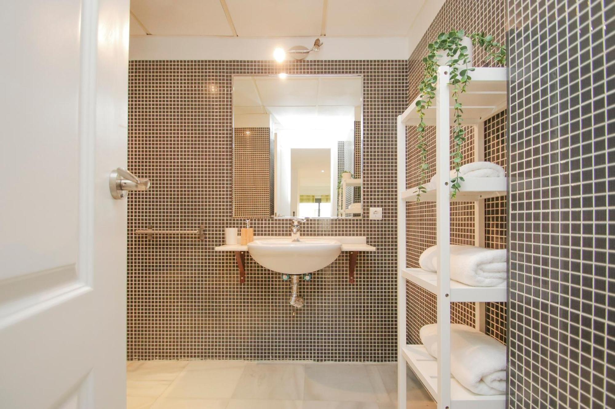 Lovely Apt In The City Center - 15M Walk Giralda Sevilla Bagian luar foto